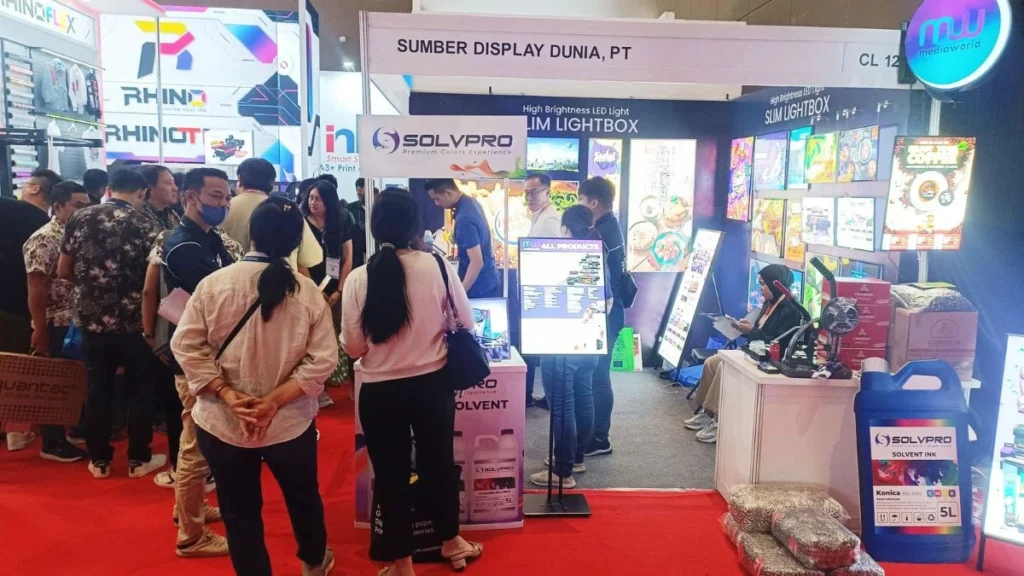 Operator memeriksa hasil cetak banner di ruang produksi sebagai proses QC supplier digital printing.