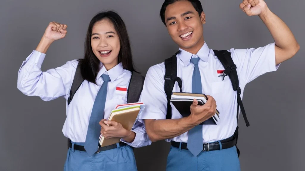 Ruang rapat OSIS dengan meja bundar, buku catatan, dan whiteboard berisi diagram program kerja — ilustrasi OSIS kepanjangan dari Organisasi Siswa Intra Sekolah.